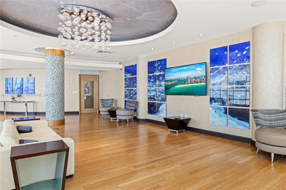 For Sale: $334,900 (1 beds, 1 baths, 978 Square Feet)