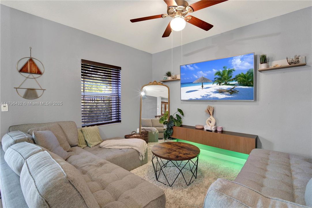 Vendido Recientemente: $455,000 (3 camas, 2 baños, 1747 Pies cuadrados)