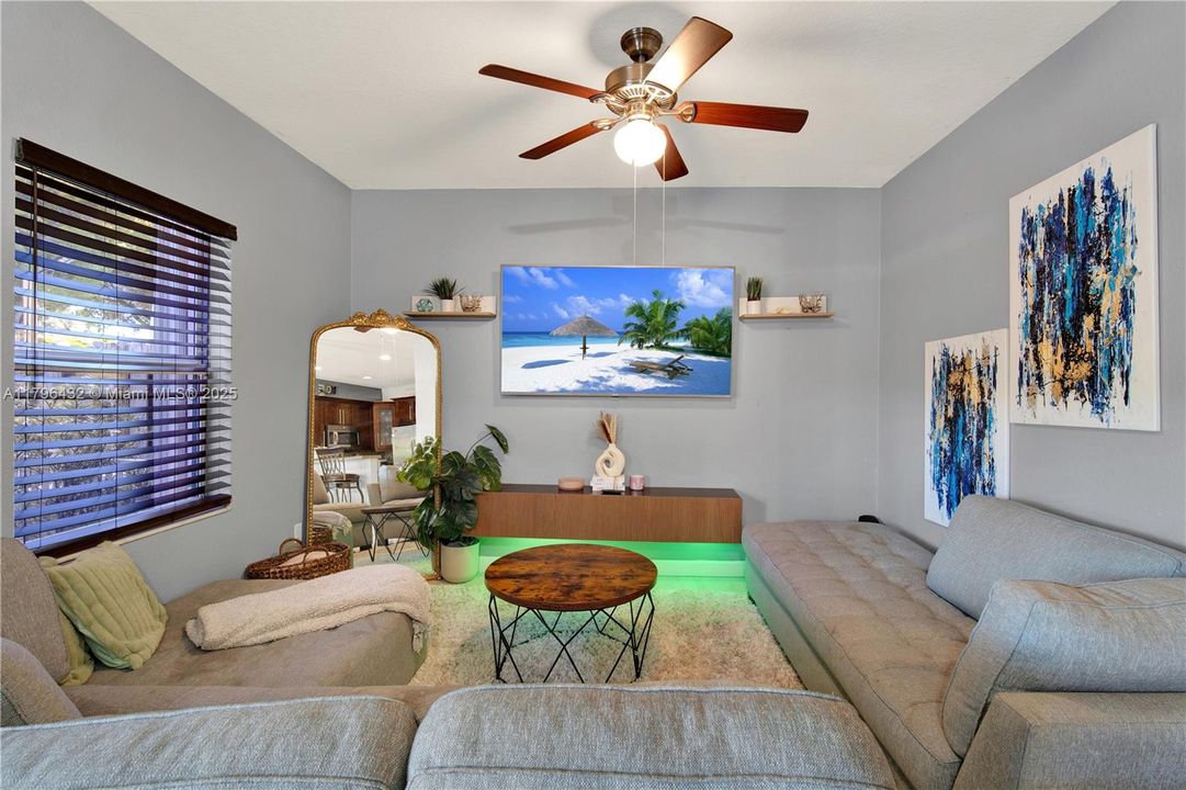 Vendido Recientemente: $455,000 (3 camas, 2 baños, 1747 Pies cuadrados)