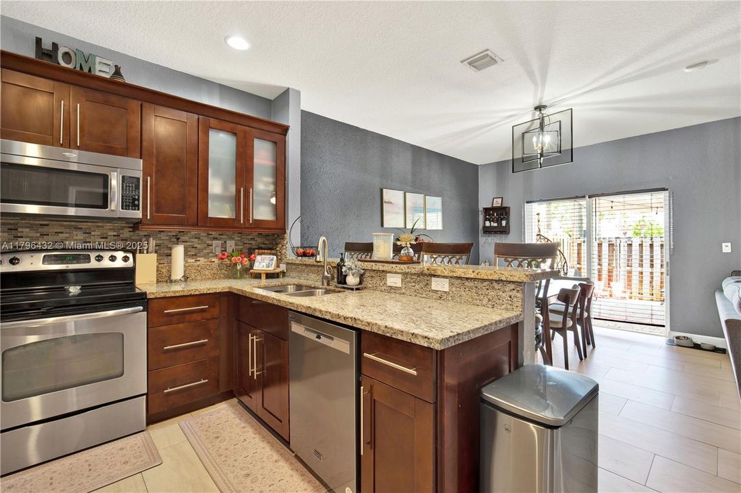 Vendido Recientemente: $455,000 (3 camas, 2 baños, 1747 Pies cuadrados)