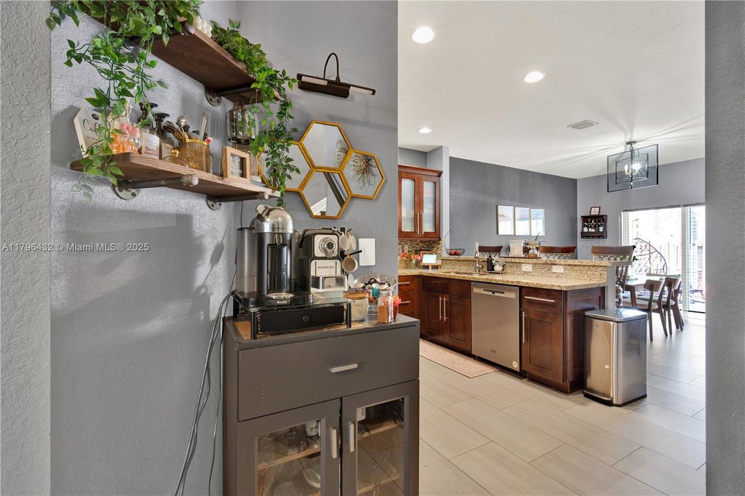 Vendido Recientemente: $455,000 (3 camas, 2 baños, 1747 Pies cuadrados)