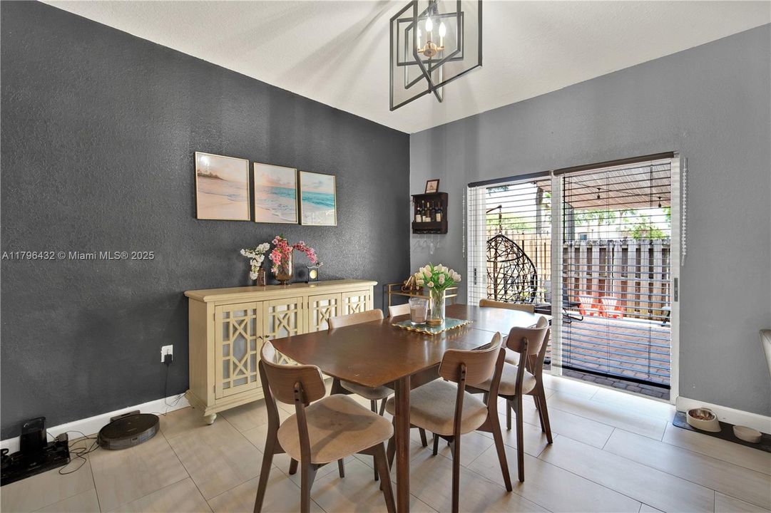 Vendido Recientemente: $455,000 (3 camas, 2 baños, 1747 Pies cuadrados)