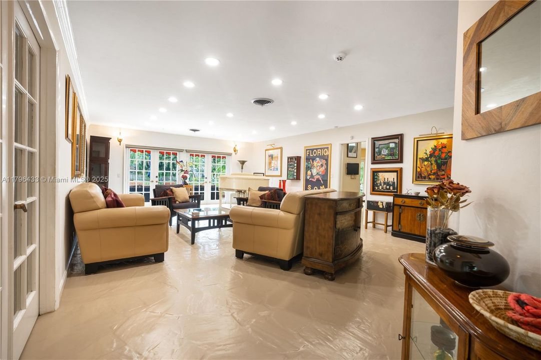 Activo con contrato: $809,750 (4 camas, 2 baños, 2587 Pies cuadrados)