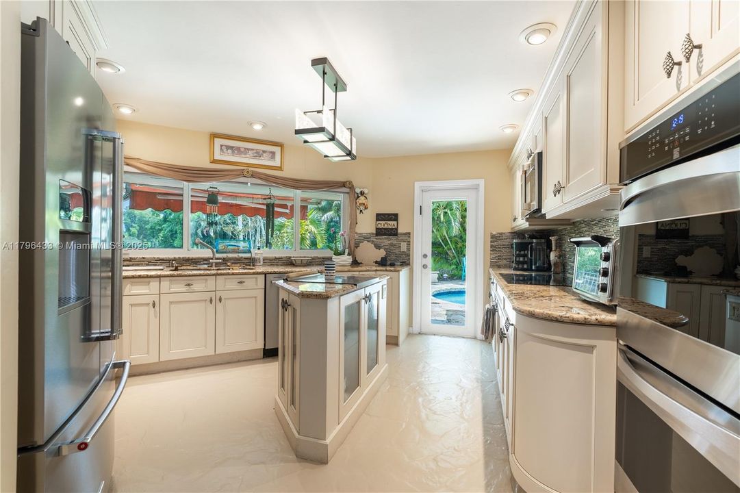 Activo con contrato: $809,750 (4 camas, 2 baños, 2587 Pies cuadrados)