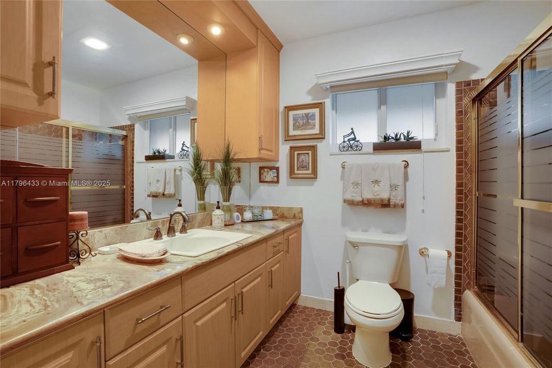 Activo con contrato: $809,750 (4 camas, 2 baños, 2587 Pies cuadrados)