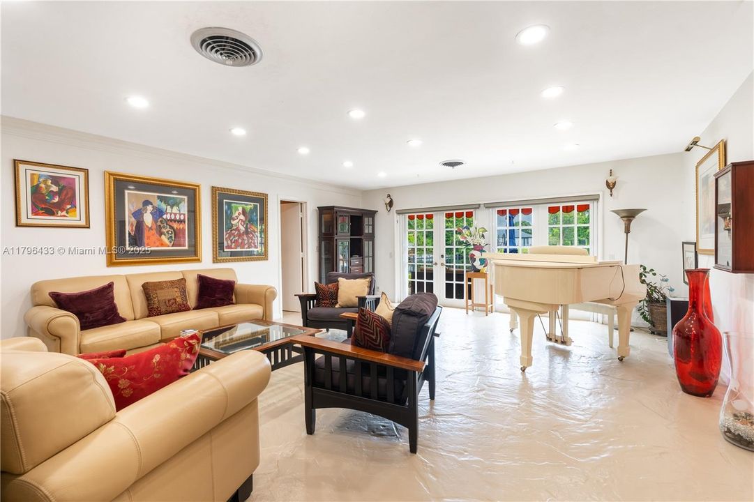 Activo con contrato: $809,750 (4 camas, 2 baños, 2587 Pies cuadrados)