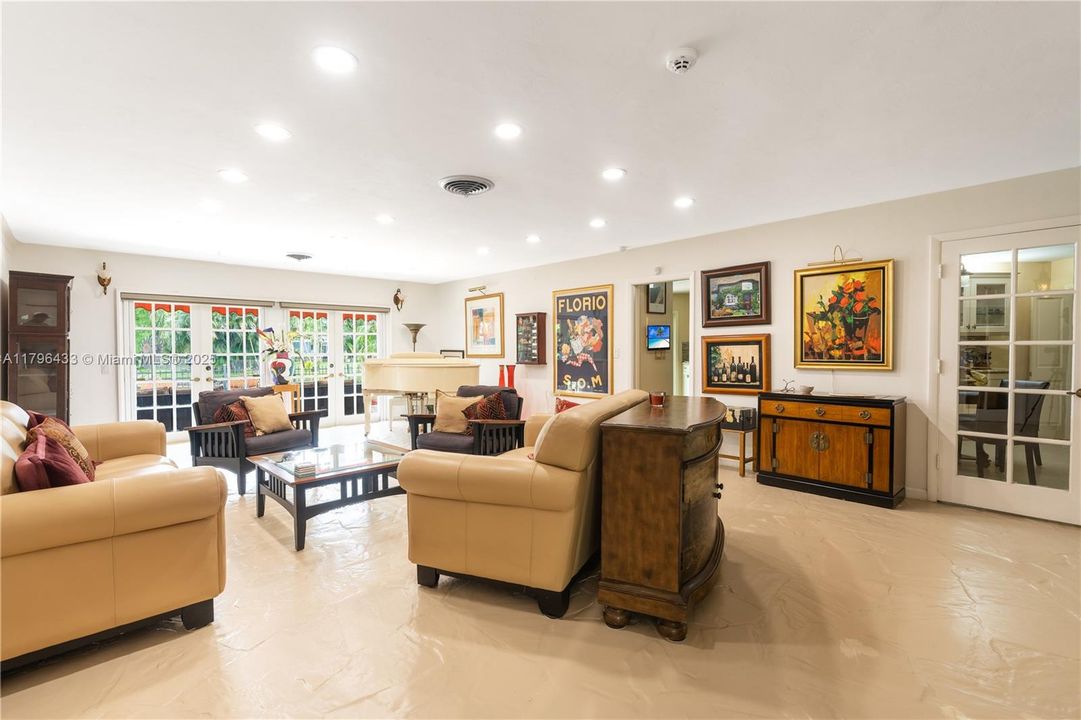 Activo con contrato: $809,750 (4 camas, 2 baños, 2587 Pies cuadrados)