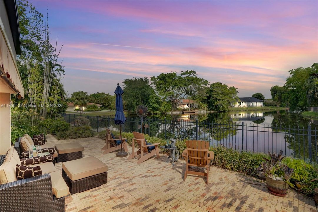 Activo con contrato: $809,750 (4 camas, 2 baños, 2587 Pies cuadrados)