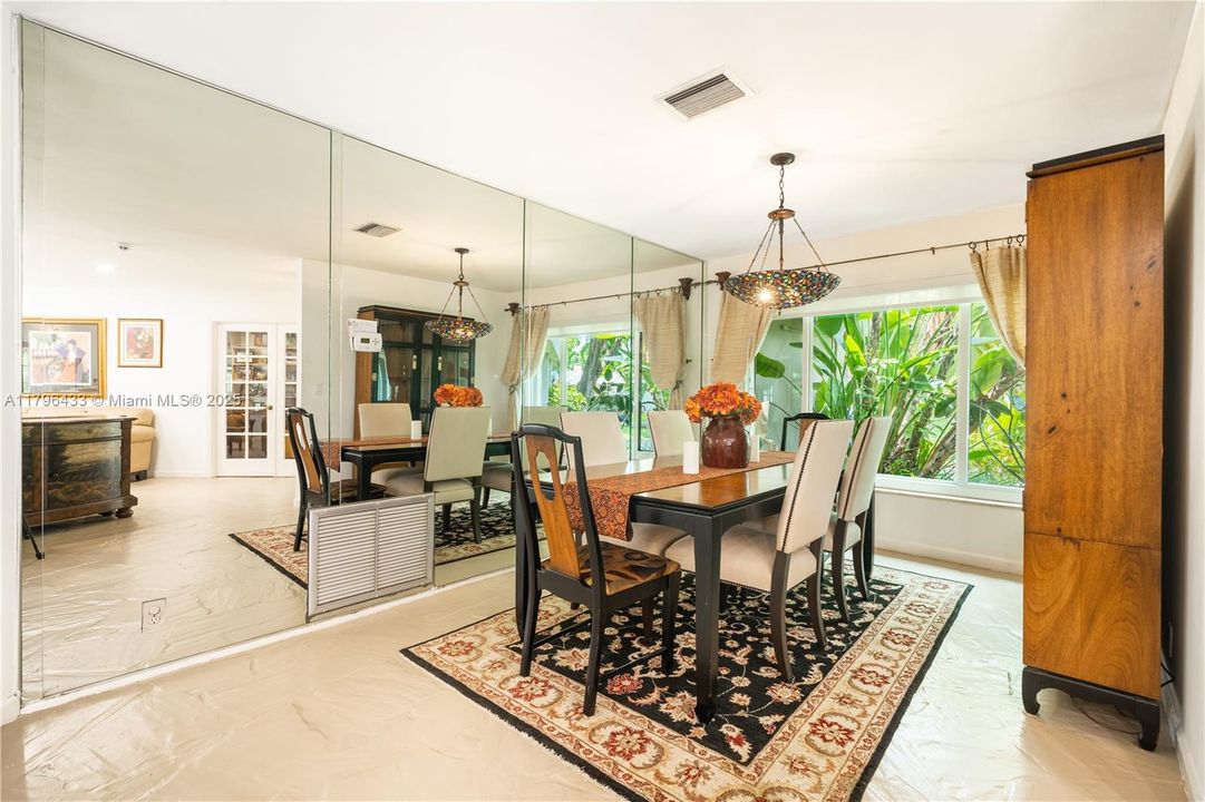 Activo con contrato: $809,750 (4 camas, 2 baños, 2587 Pies cuadrados)