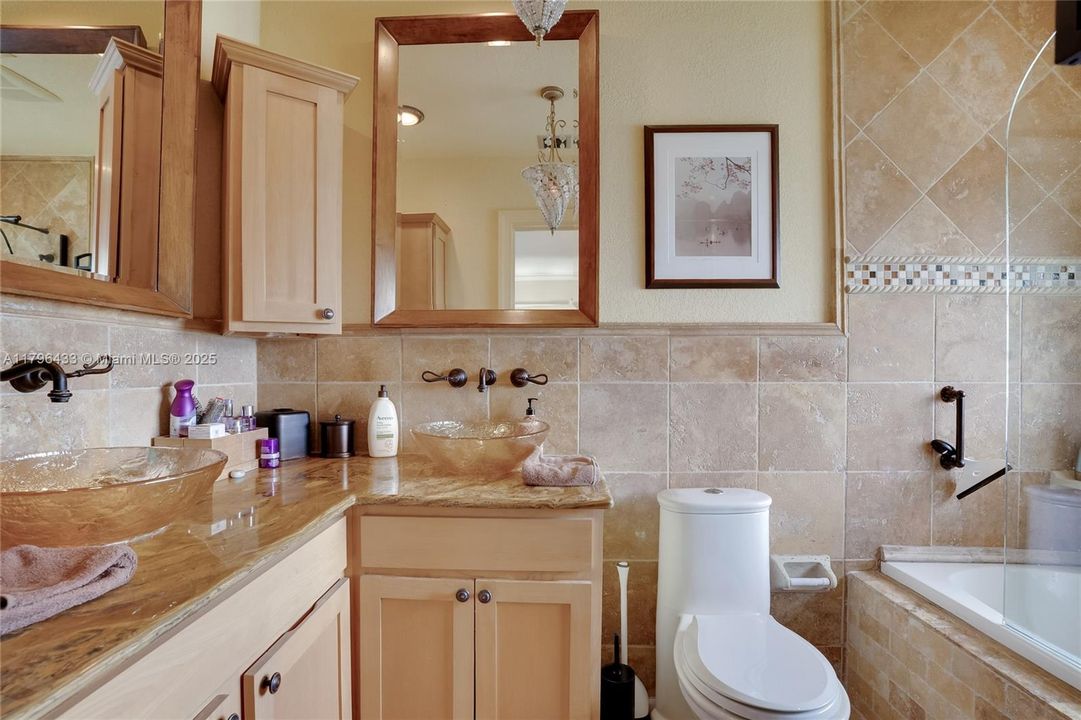 Activo con contrato: $809,750 (4 camas, 2 baños, 2587 Pies cuadrados)