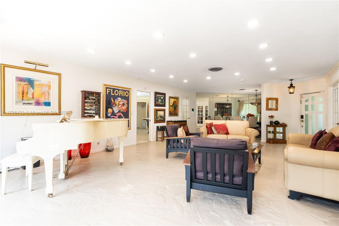 Activo con contrato: $809,750 (4 camas, 2 baños, 2587 Pies cuadrados)