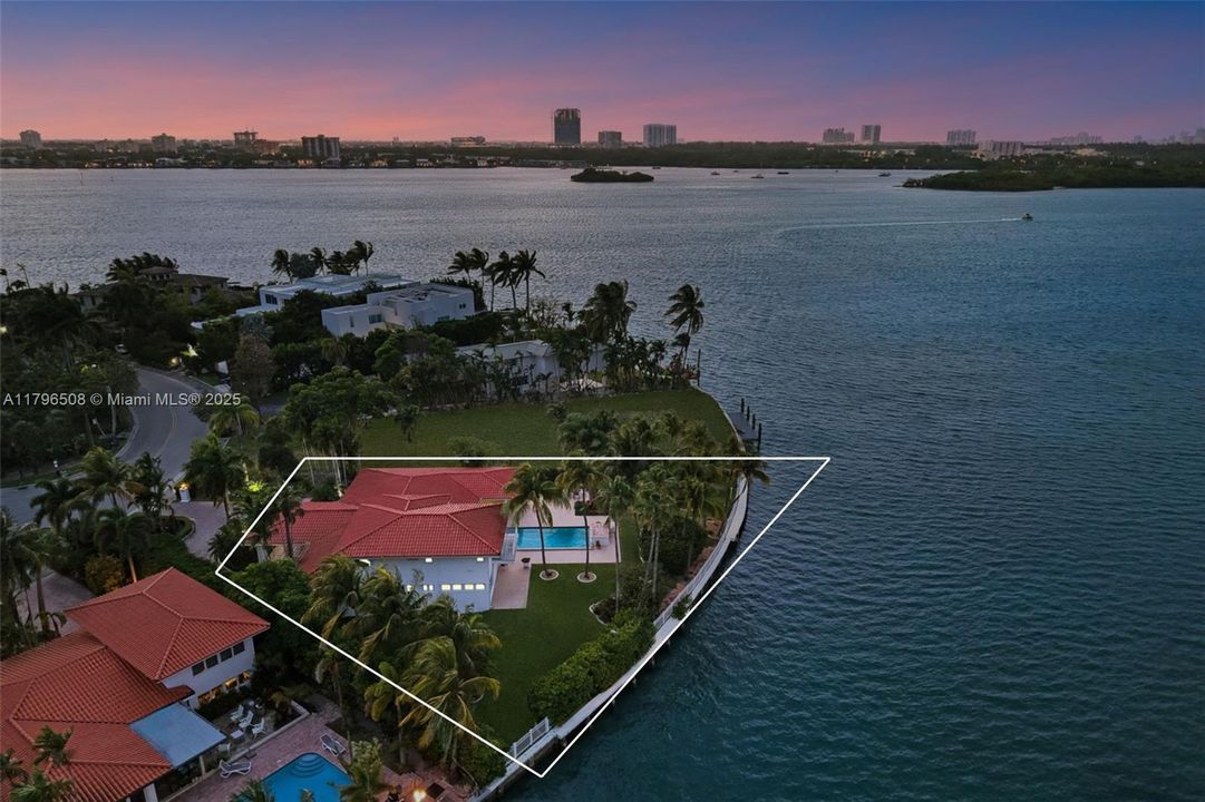 На продажу: $11,250,000 (4 спален, 4 ванн, 3966 Квадратных фут)