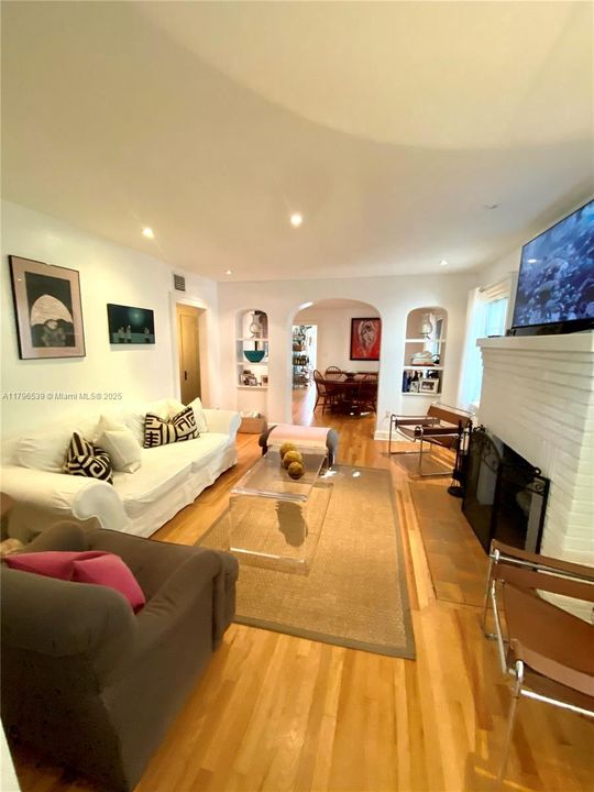 Recently Rented: $5,150 (3 beds, 2 baths, 1288 Square Feet)