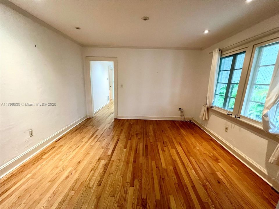 Recently Rented: $5,150 (3 beds, 2 baths, 1288 Square Feet)