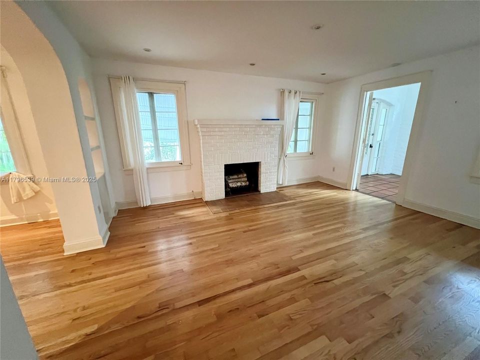 Recently Rented: $5,150 (3 beds, 2 baths, 1288 Square Feet)