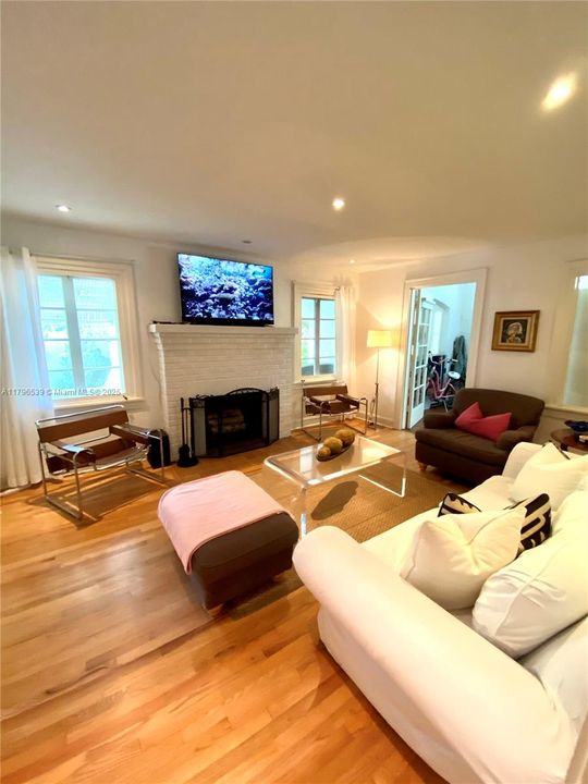 Recently Rented: $5,150 (3 beds, 2 baths, 1288 Square Feet)