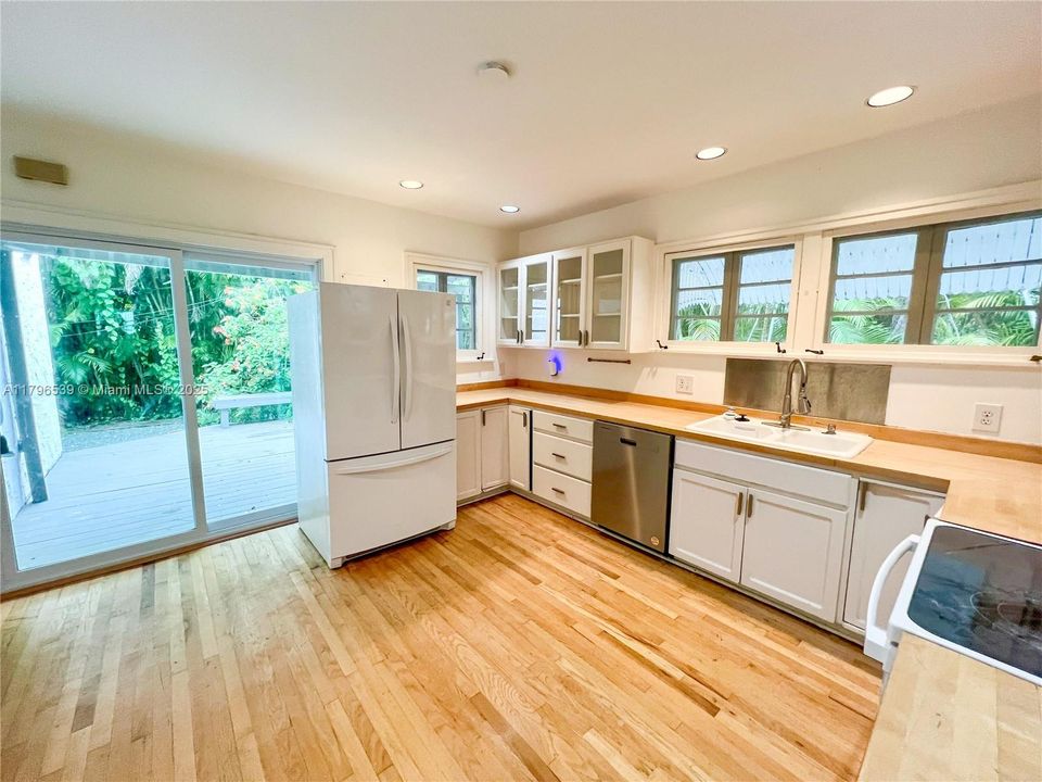 Recently Rented: $5,150 (3 beds, 2 baths, 1288 Square Feet)