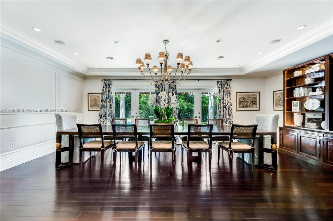 最近售出: $4,500,000 (5 贝兹, 4 浴室, 5305 平方英尺)