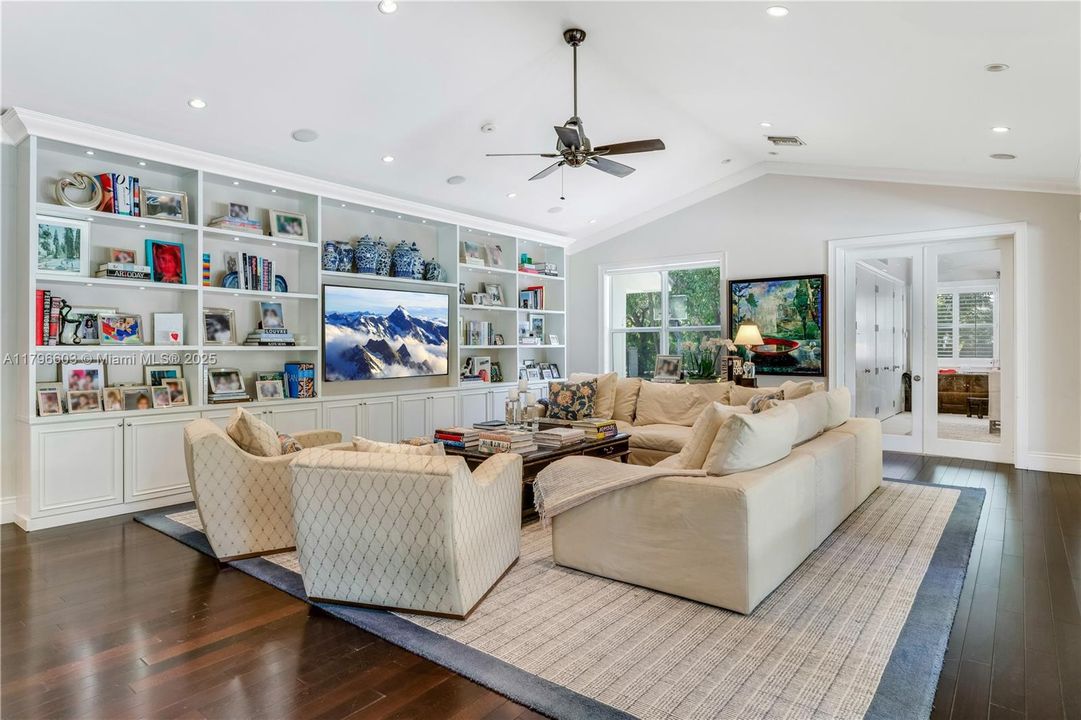 最近售出: $4,500,000 (5 贝兹, 4 浴室, 5305 平方英尺)