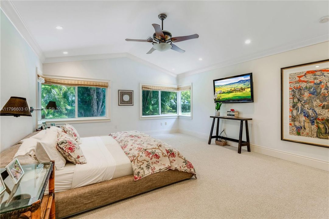 最近售出: $4,500,000 (5 贝兹, 4 浴室, 5305 平方英尺)