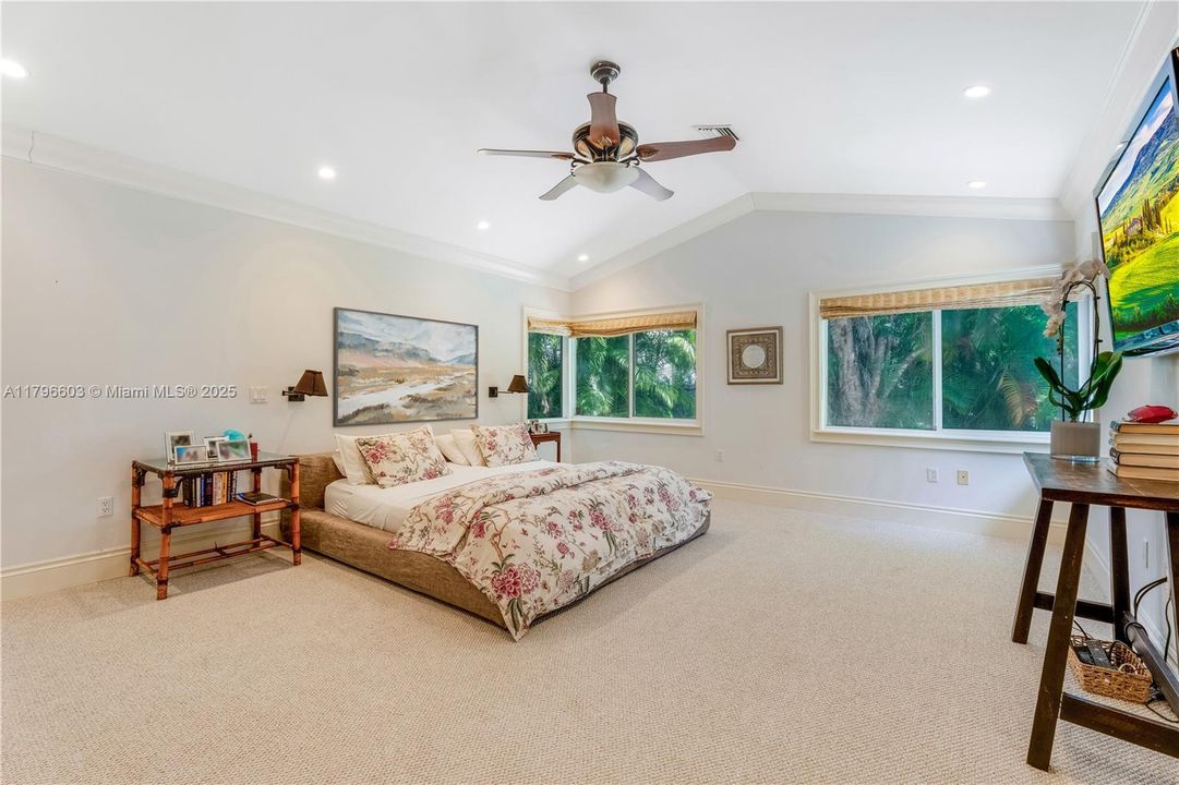 最近售出: $4,500,000 (5 贝兹, 4 浴室, 5305 平方英尺)