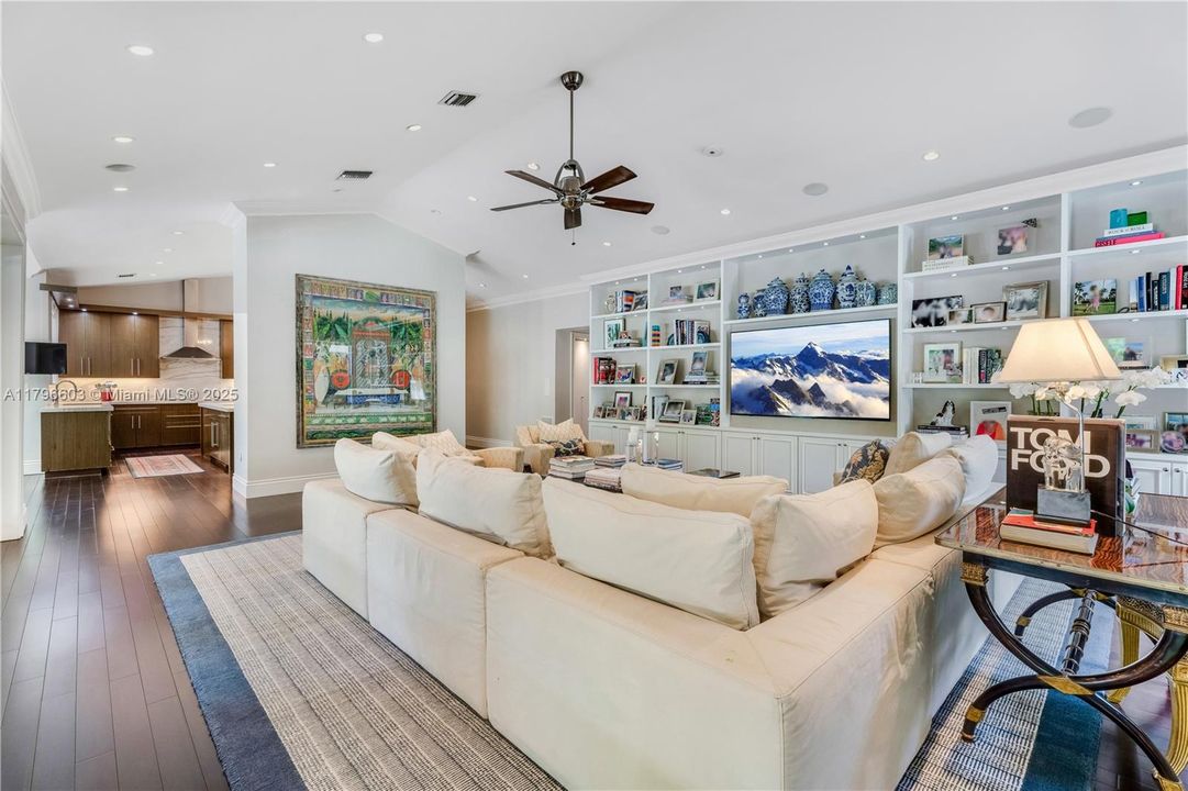 最近售出: $4,500,000 (5 贝兹, 4 浴室, 5305 平方英尺)