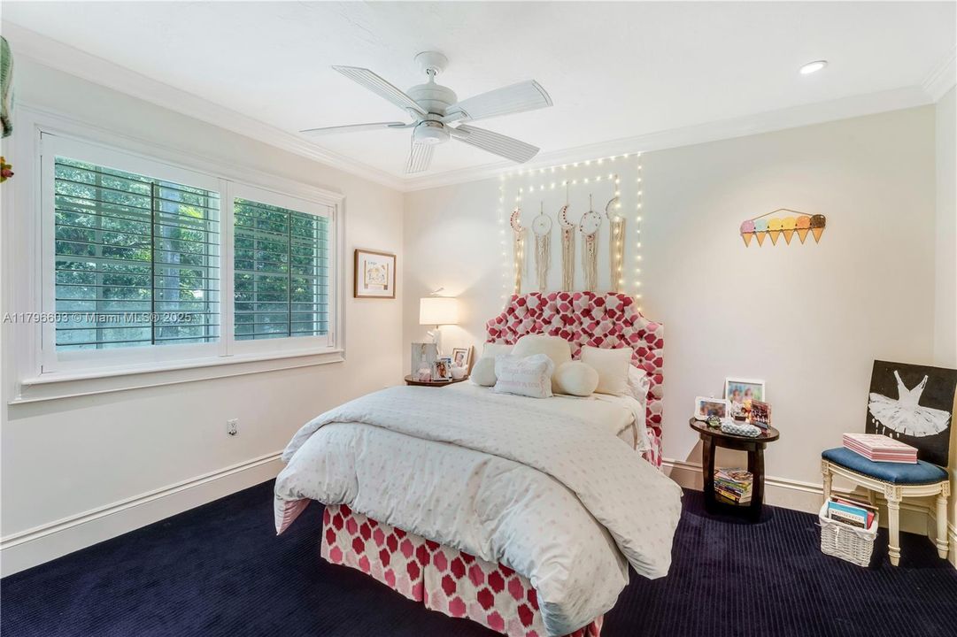 最近售出: $4,500,000 (5 贝兹, 4 浴室, 5305 平方英尺)