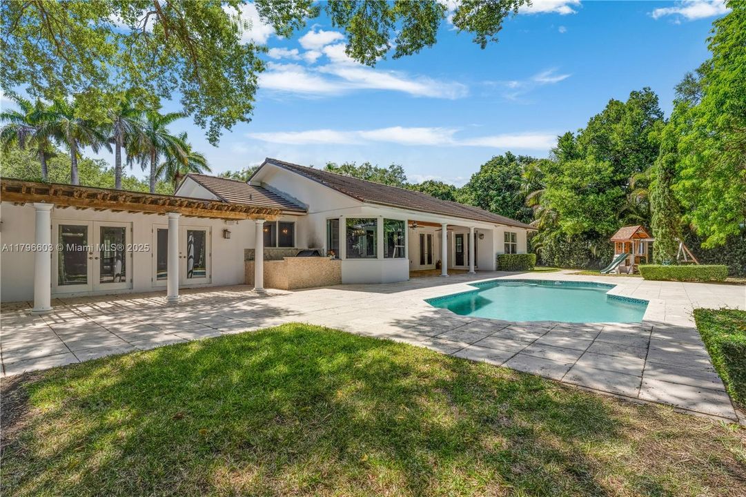 最近售出: $4,500,000 (5 贝兹, 4 浴室, 5305 平方英尺)