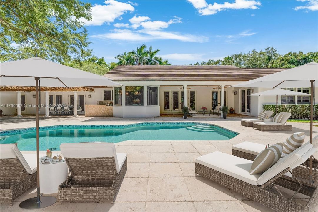 最近售出: $4,500,000 (5 贝兹, 4 浴室, 5305 平方英尺)