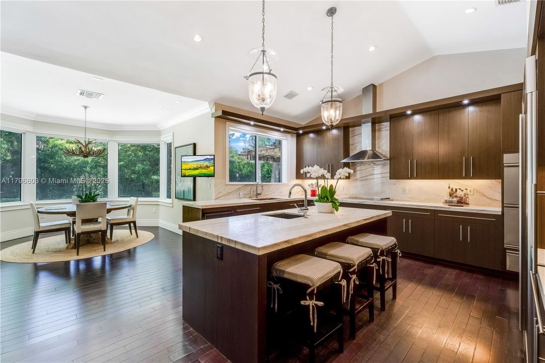 最近售出: $4,500,000 (5 贝兹, 4 浴室, 5305 平方英尺)