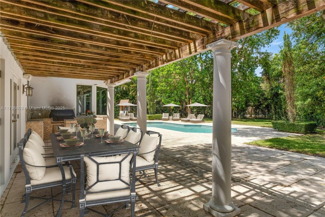 最近售出: $4,500,000 (5 贝兹, 4 浴室, 5305 平方英尺)