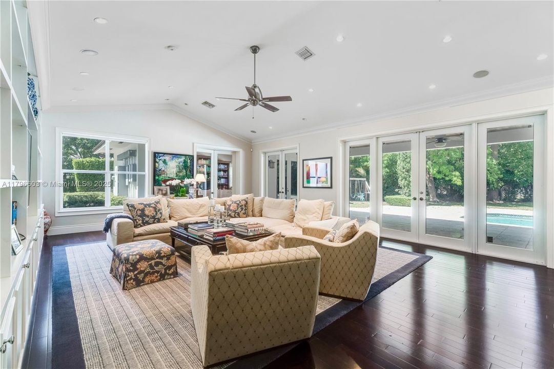 最近售出: $4,500,000 (5 贝兹, 4 浴室, 5305 平方英尺)