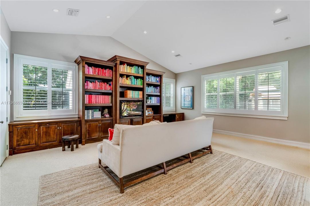 最近售出: $4,500,000 (5 贝兹, 4 浴室, 5305 平方英尺)