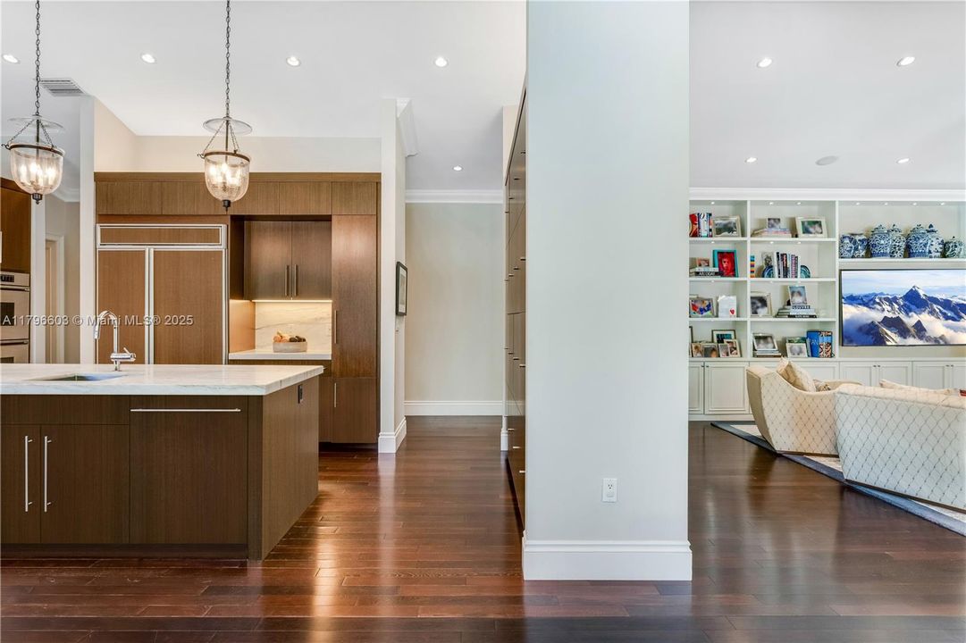 最近售出: $4,500,000 (5 贝兹, 4 浴室, 5305 平方英尺)