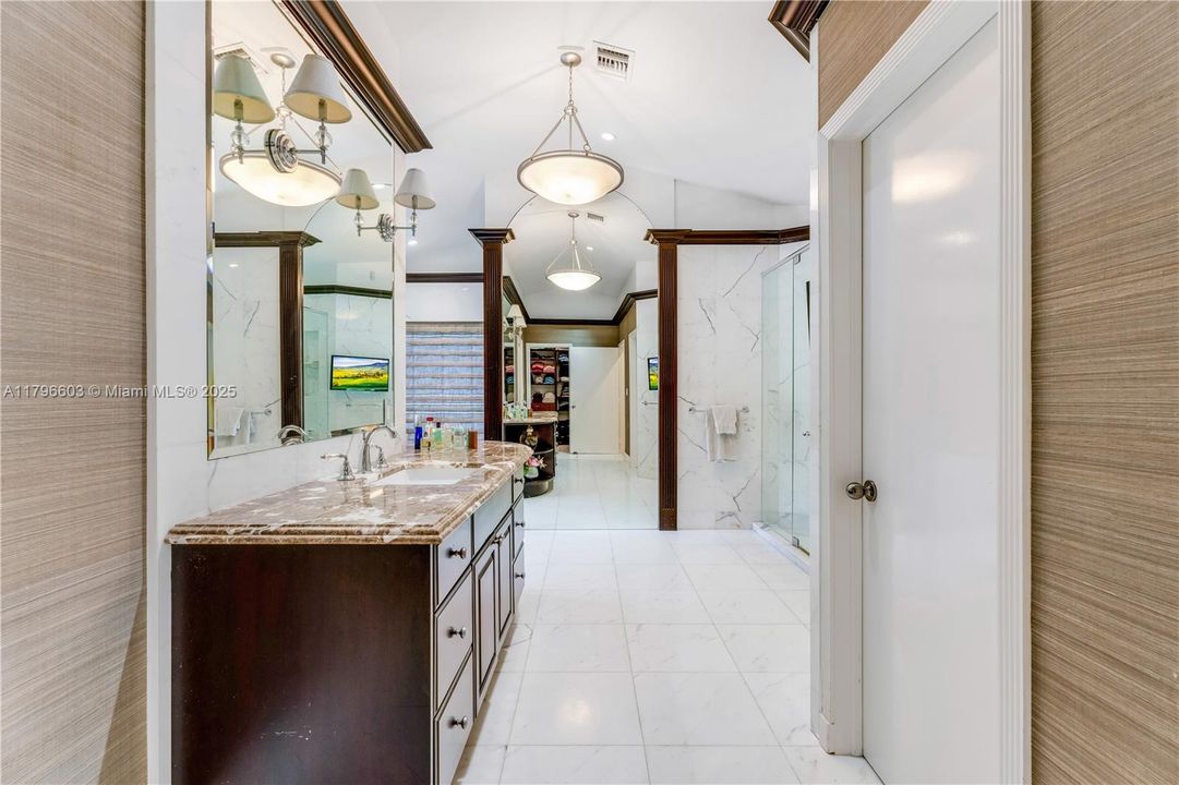 最近售出: $4,500,000 (5 贝兹, 4 浴室, 5305 平方英尺)