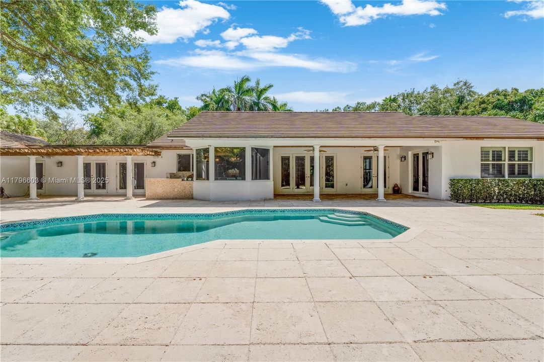 最近售出: $4,500,000 (5 贝兹, 4 浴室, 5305 平方英尺)