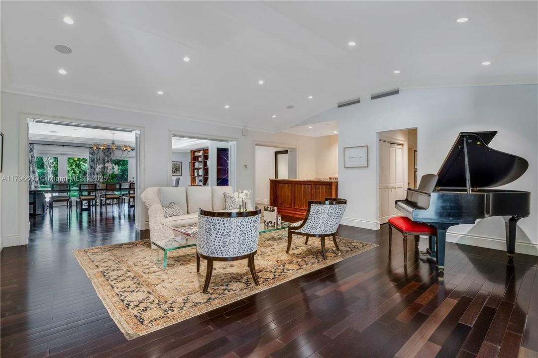 最近售出: $4,500,000 (5 贝兹, 4 浴室, 5305 平方英尺)