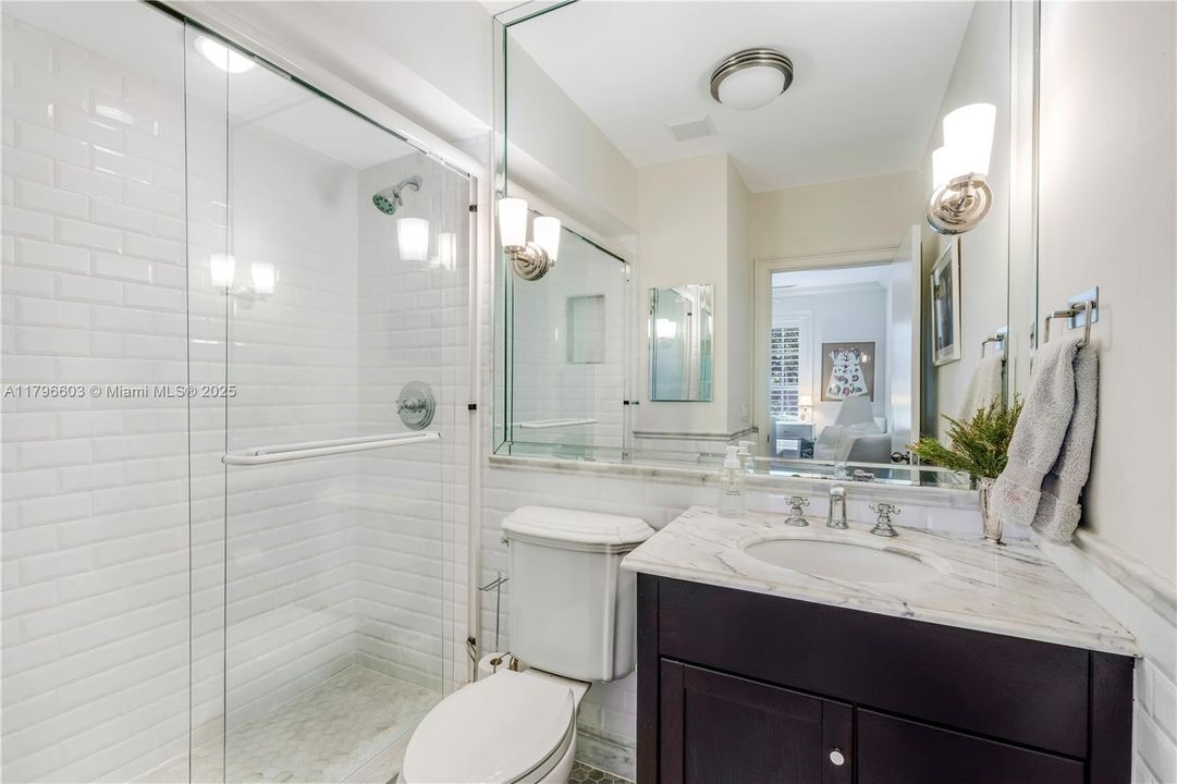 最近售出: $4,500,000 (5 贝兹, 4 浴室, 5305 平方英尺)