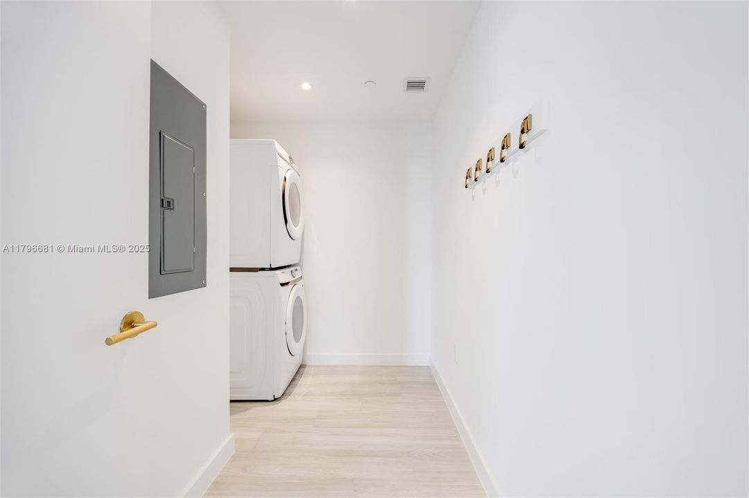 Recently Rented: $25,000 (3 beds, 3 baths, 2058 Square Feet)