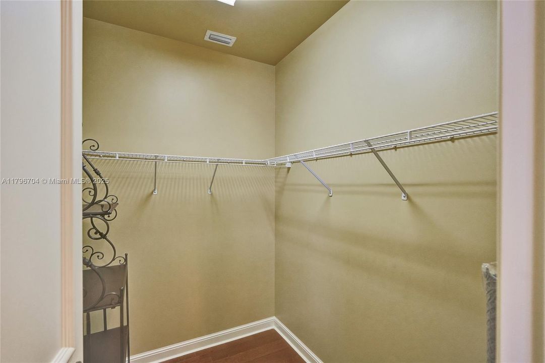 最近售出: $1,748,800 (6 贝兹, 5 浴室, 4962 平方英尺)