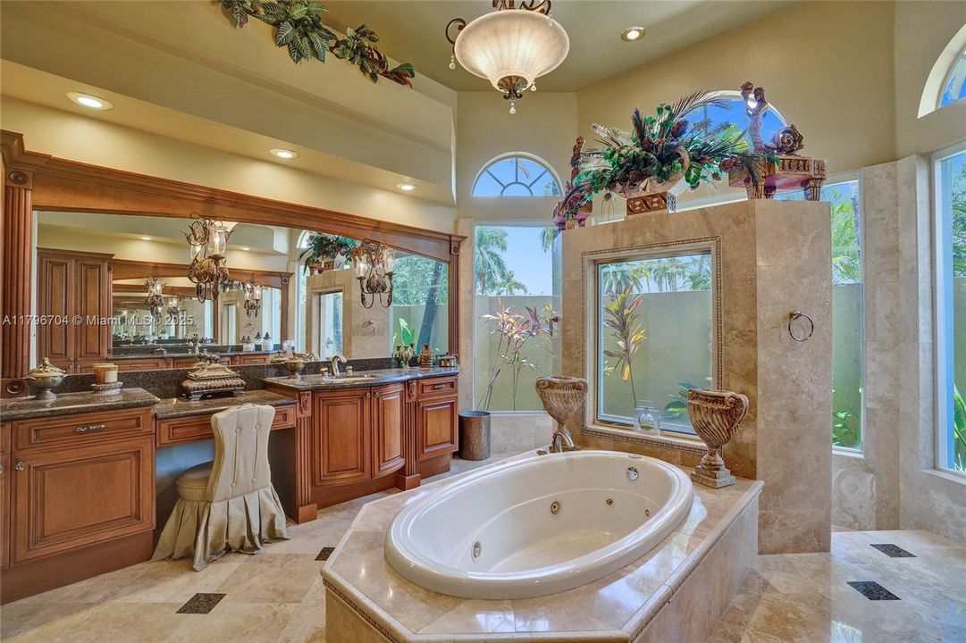 最近售出: $1,748,800 (6 贝兹, 5 浴室, 4962 平方英尺)