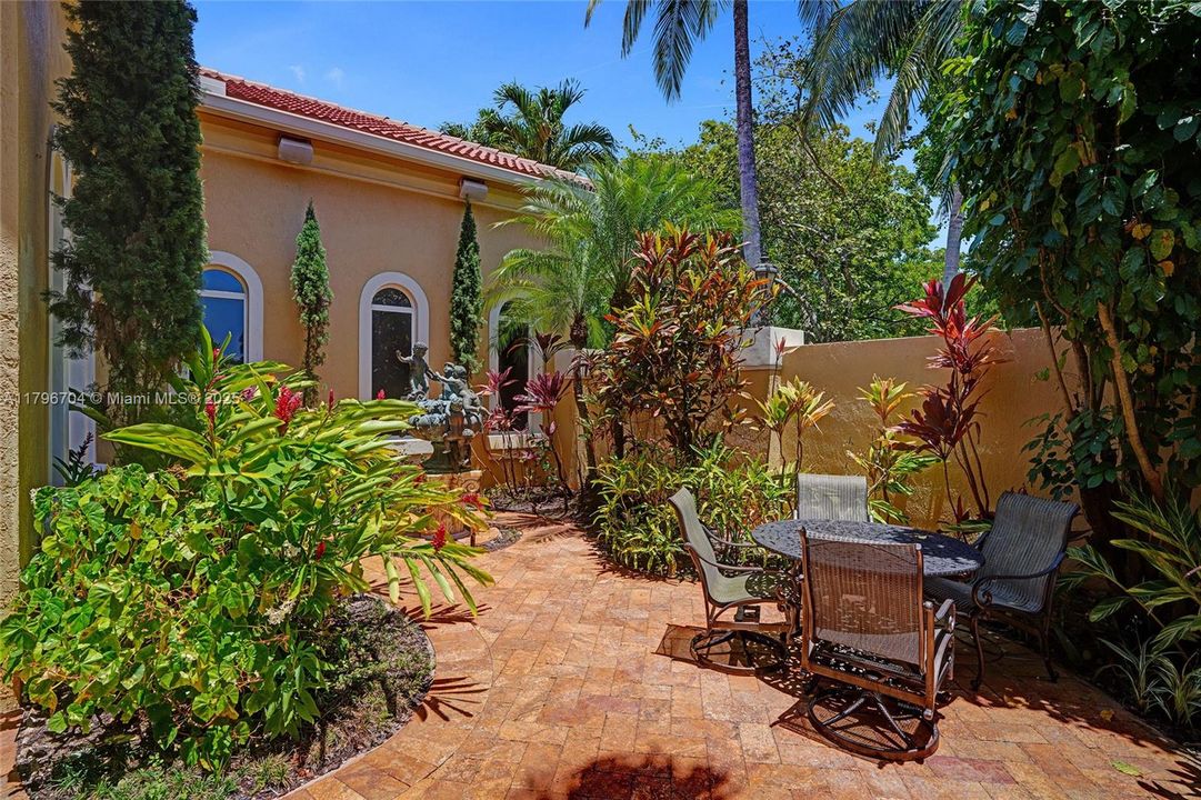 最近售出: $1,748,800 (6 贝兹, 5 浴室, 4962 平方英尺)