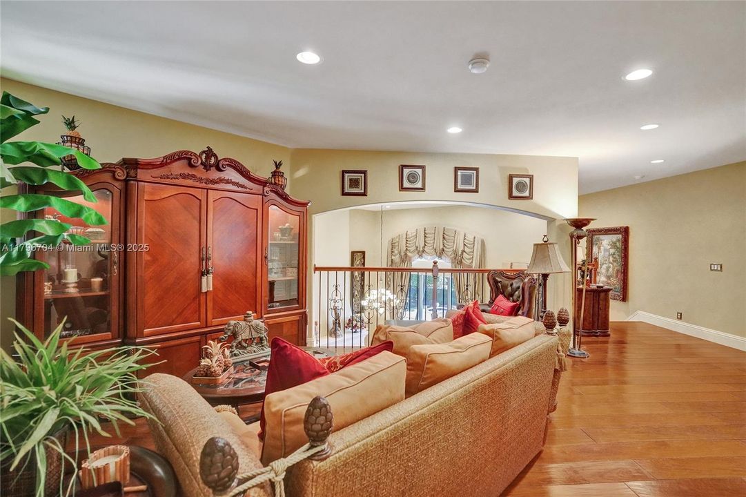 最近售出: $1,748,800 (6 贝兹, 5 浴室, 4962 平方英尺)