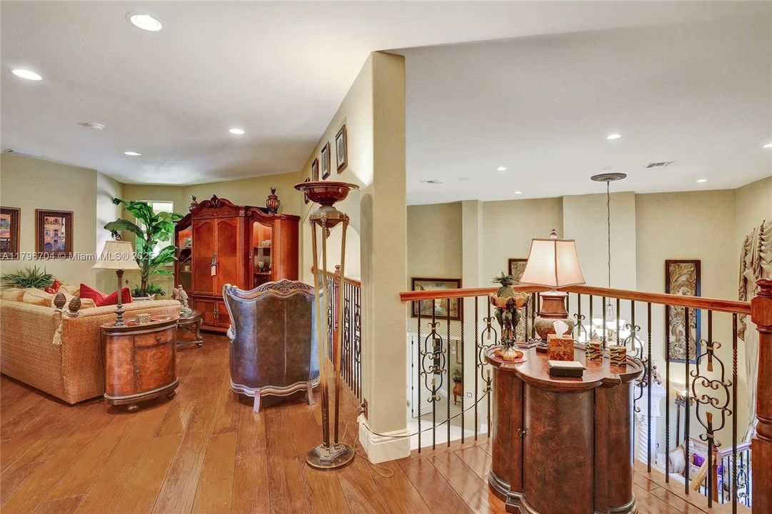 最近售出: $1,748,800 (6 贝兹, 5 浴室, 4962 平方英尺)