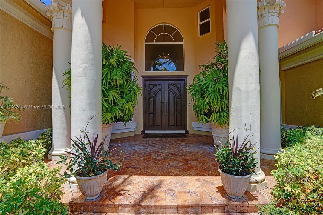 最近售出: $1,748,800 (6 贝兹, 5 浴室, 4962 平方英尺)