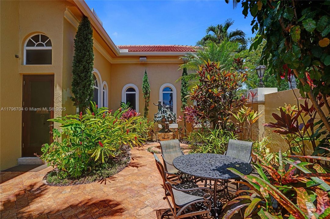 最近售出: $1,748,800 (6 贝兹, 5 浴室, 4962 平方英尺)