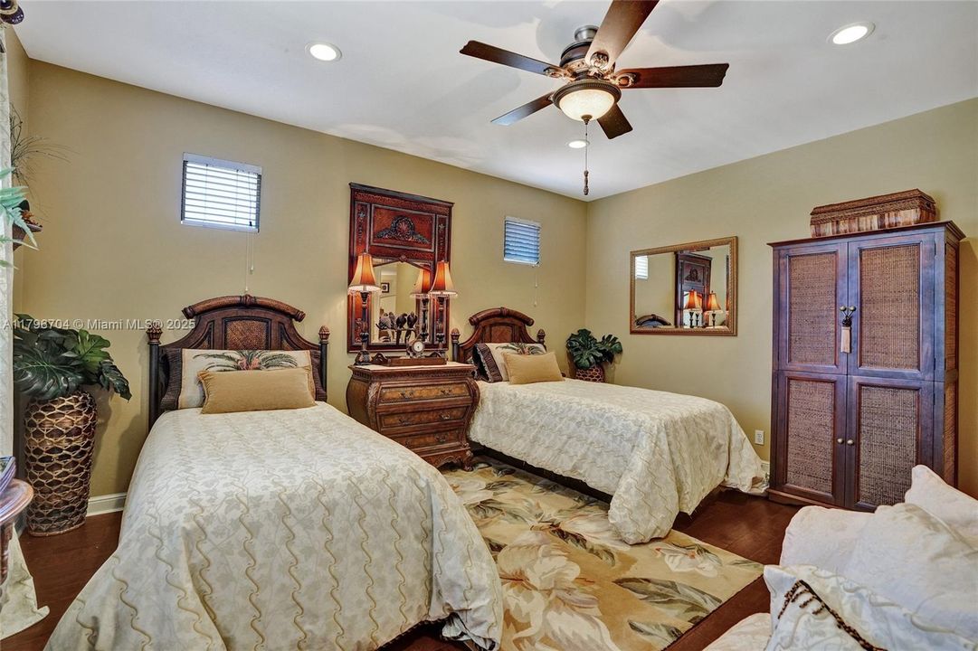 最近售出: $1,748,800 (6 贝兹, 5 浴室, 4962 平方英尺)