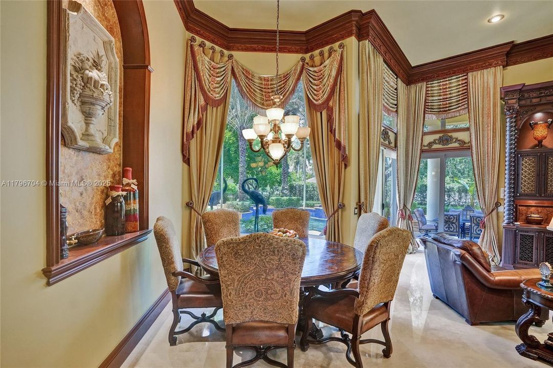 最近售出: $1,748,800 (6 贝兹, 5 浴室, 4962 平方英尺)