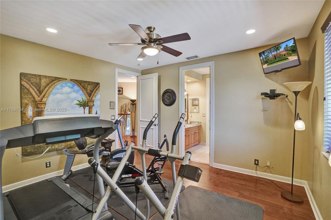 最近售出: $1,748,800 (6 贝兹, 5 浴室, 4962 平方英尺)