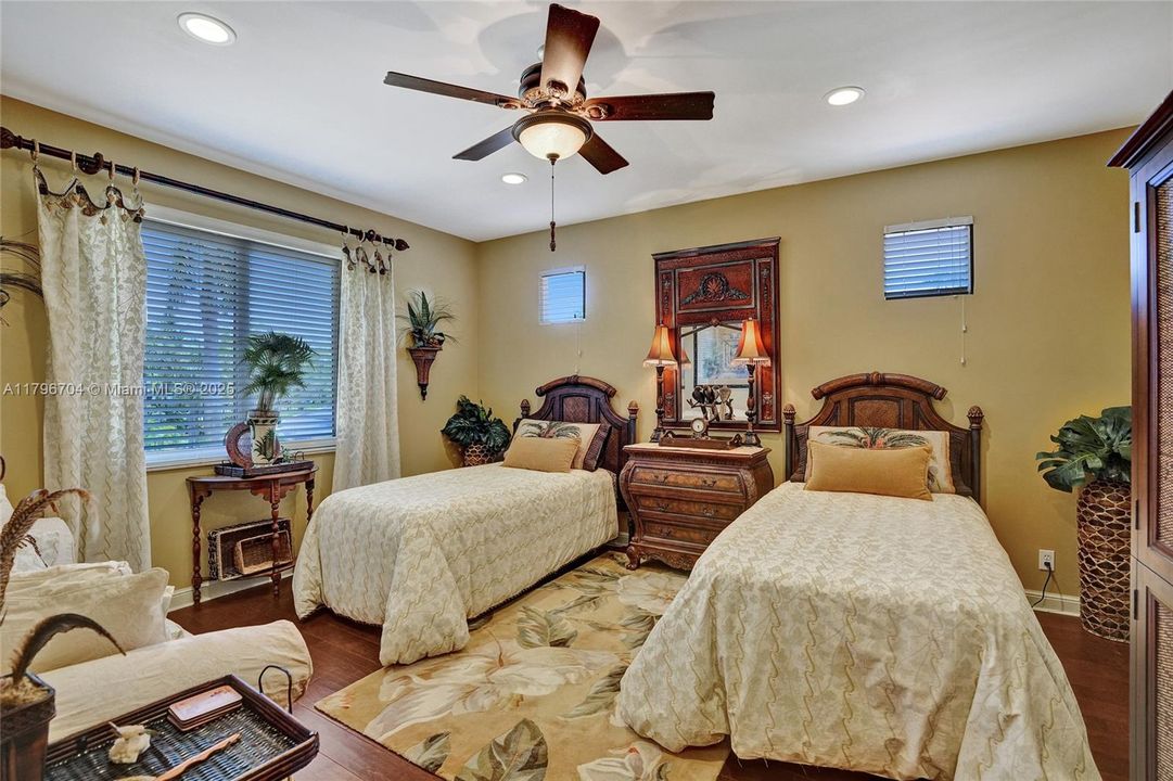 最近售出: $1,748,800 (6 贝兹, 5 浴室, 4962 平方英尺)